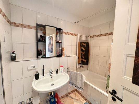 Bad mit Wanne und Lüfter