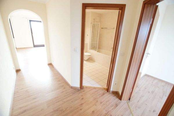 Flur mit Rundbogendurchgang