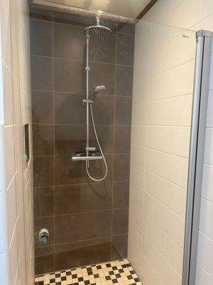 Moderne Dusche im Bungalow