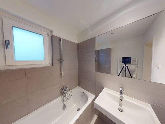 Badezimmer mit Badewanne