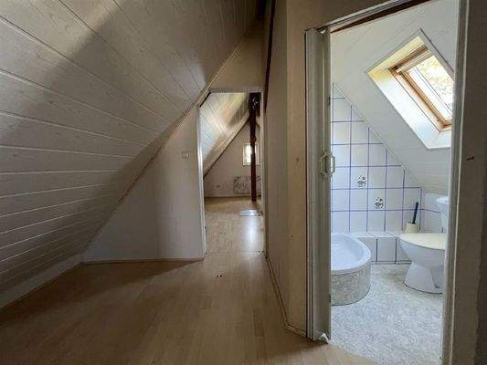 Dachgeschoss mit weißer Holzdecke