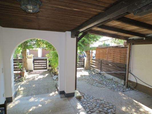 Überdachter Eingang.JPG