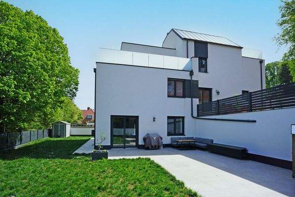 Nordwestseitige Ansicht mit Garten und Terrasse