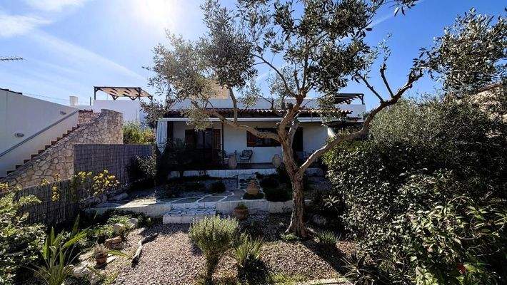 Kreta, Apokoronas: Wunderschönes 2-Schlafzimmer-Haus mit Meerblick, Garten und Dachterrasse in Plaka bei Chania