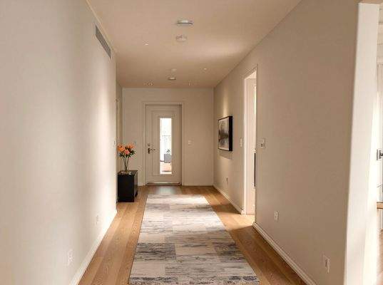 Lichtdurchfluteter Eingangsbereich mit eleganter Raumaufteilung und hochwertigem Eichenholzboden