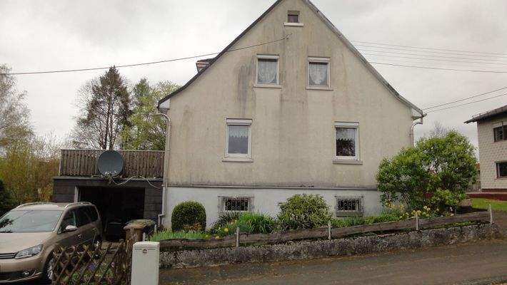 Seitenansicht mit Garage