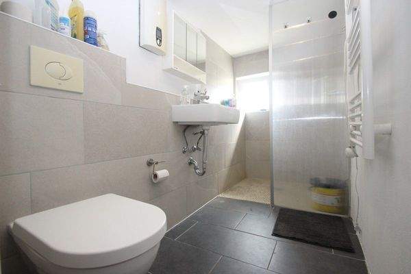 Das Badezimmer mit Fenster ...