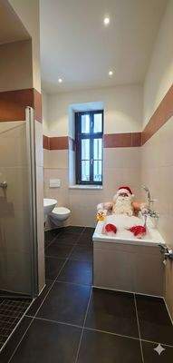 Bad mit Wanne und Dusche weihnachtlich