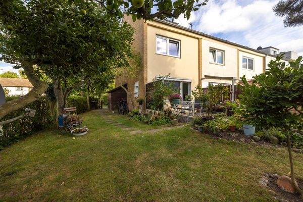 Hausansicht mit Garten