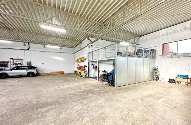 Sammelgarage (Zwei Garagenstellplätze im Sondereigentum + eine verfügbare Wallbox)