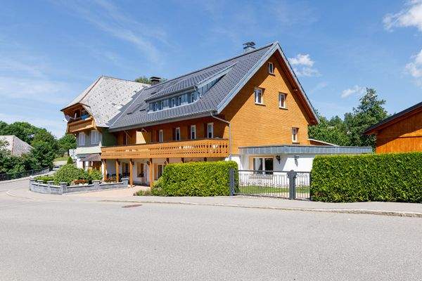 Gegenstand der Offerte ist das rechte, vertäfelte Haus