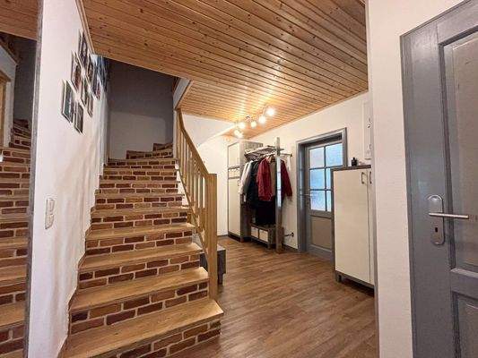 Diele mit Garderobe und Treppe