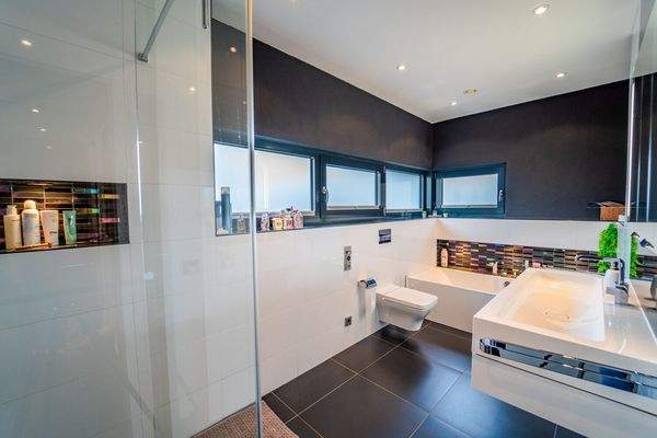 Helles Bad mit stilvoller Ausstattung