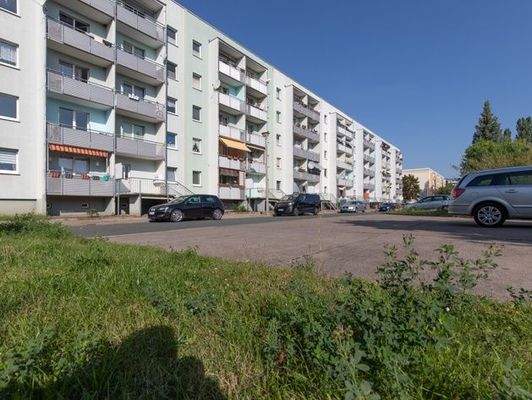 Ansicht der Eingangs- und Balkonseite des Objektes