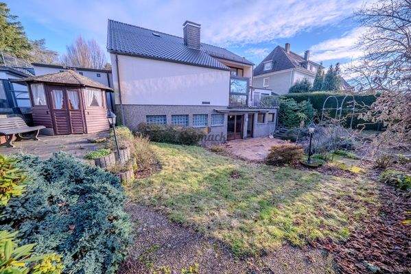 Garten mit Gartenpavillon