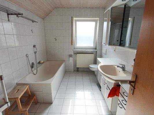 Bad mit Badewanne und Dusche Bild 1