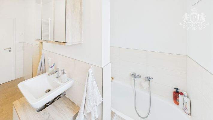 CAM01984G0-PR0511-STILL015