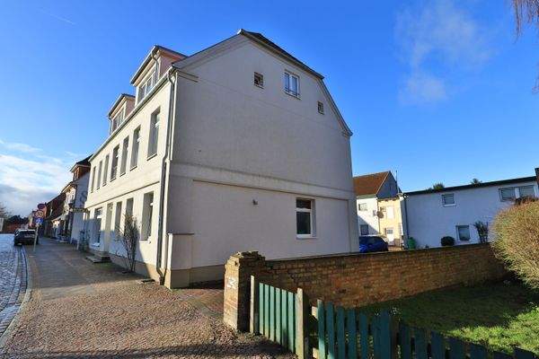 Straßenverlauf parallel zum Mehrfamilienhaus
