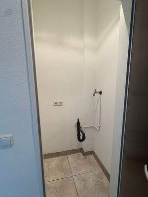 Abstellraum mit Waschm.-Anschluss