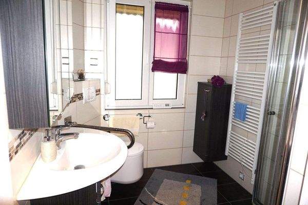 Badezimmer mit behindertengerechter Dusche OG.JPG