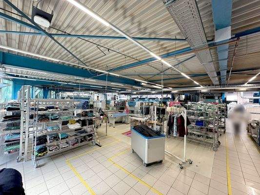 große Lagerhalle mit gefliesten Boden