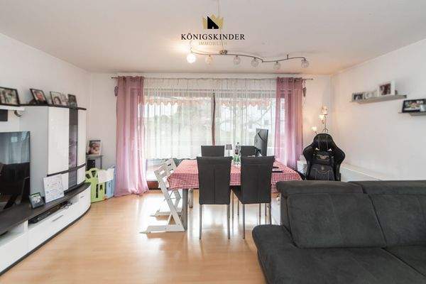 Großzügiger Wohn- und Essbereich mit Balkonzugang