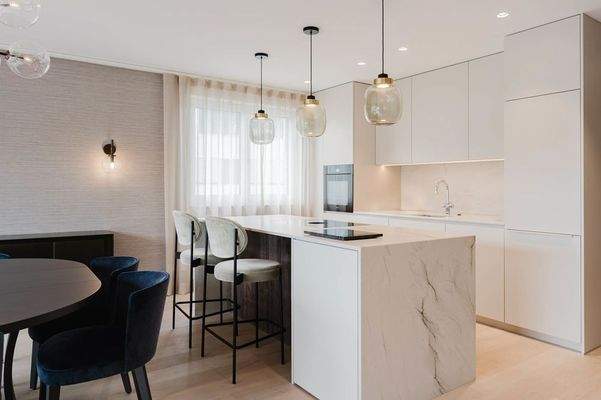 Die Designer-Küche mit hochwertigen Geräten