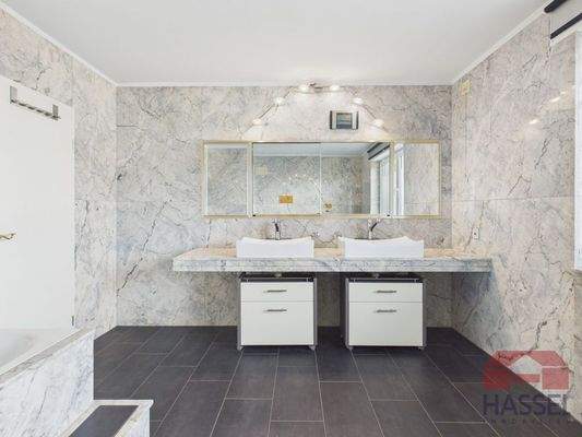 Mit Doppelwaschtischanlage