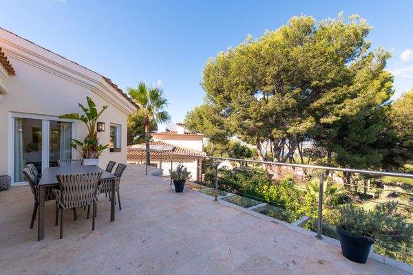 Weitläufige Terrasse für entspannte Stunden im Freien.