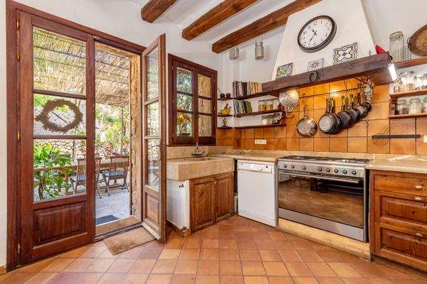 Herrliche Landhausküche mit Terrassenzugang