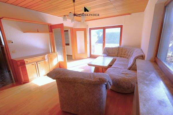 mit Verbindung zum Wohnzimmer mit Balkon...