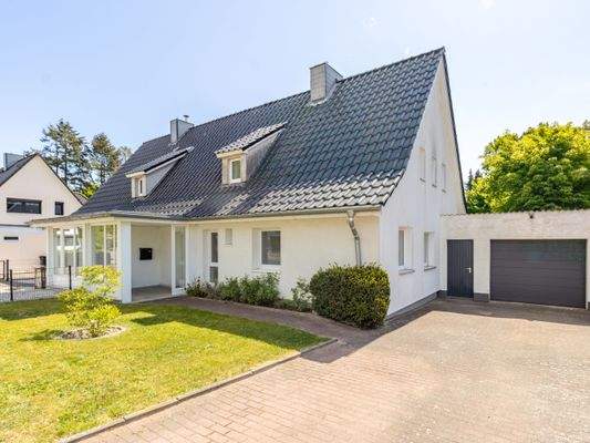 Hausansicht mit Einfahrt und Garage