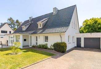 Hausansicht mit Einfahrt und Garage