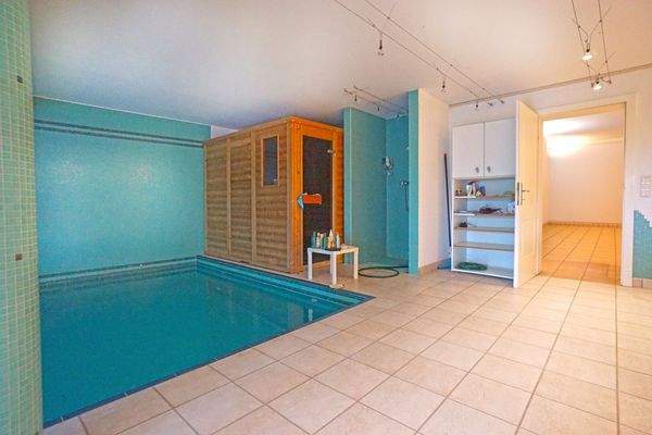 Indoor-Pool mit Sauna