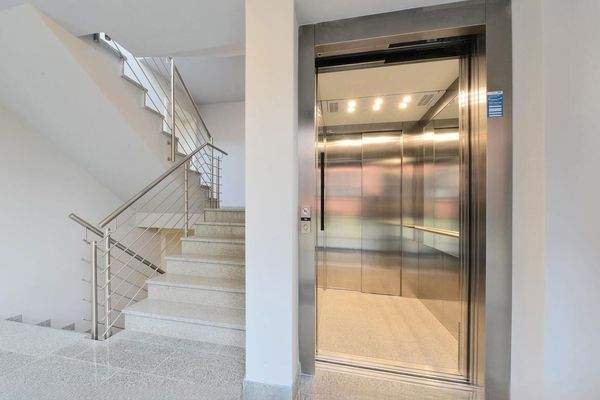 Fahrstuhl im Treppenhaus