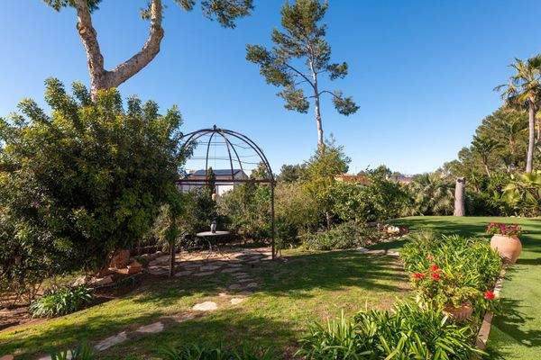 Mediterran angelegter Tarumgarten