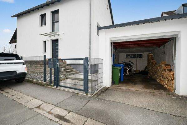 Außenansicht mit Garage