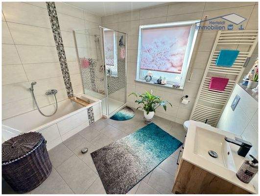 Modernes Tageslichtbad – elegant gestaltet, hell und komfortabel - 1. OG