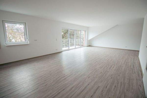 großes, helles Wohnzimmer