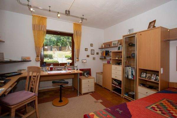 Eines der großen Zimmer im EG