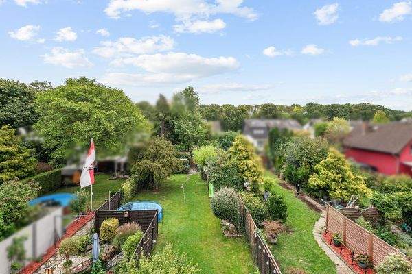 Ausblick in den Garten vom Dachgeschoss