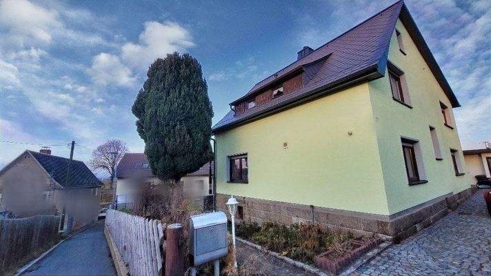 Straßenansicht (schmale Zufahrt)