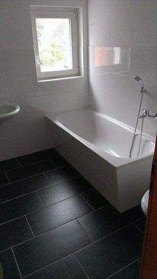 Bad - Wanne und Fenster