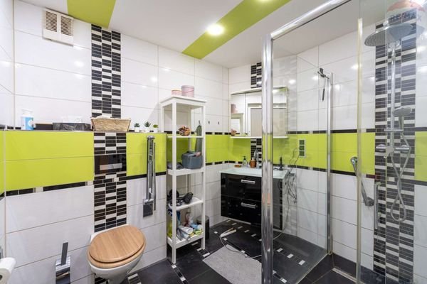 Haus vorne EG Bad
