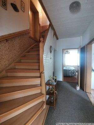 5 Flur mit Treppenaufgang