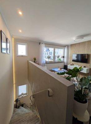 Wohnbereich mit Blick zum Treppenhaus