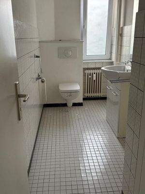 Lichtdurchflutetes Tageslicht-Badezimmer mit praktischer Raumaufteilung und Komfort-Ausstattung