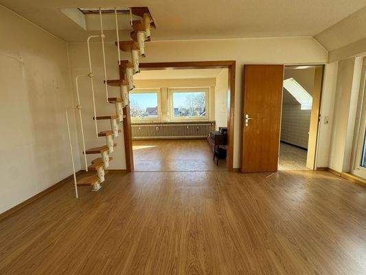 Essbereich mit Blick in den Wohnbereich