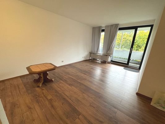 Wohnzimmer mit Zugang zum Balkon