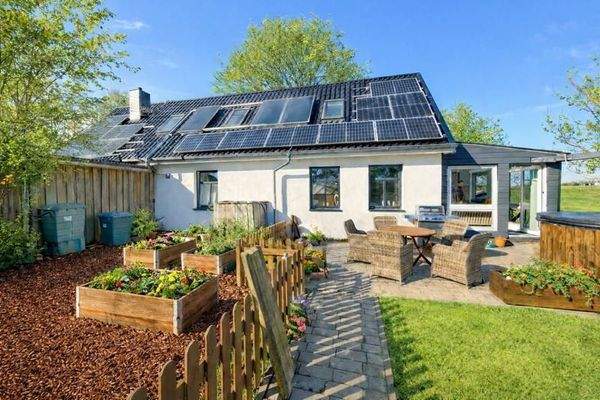 Seitenansicht mit Sonnenterrasse